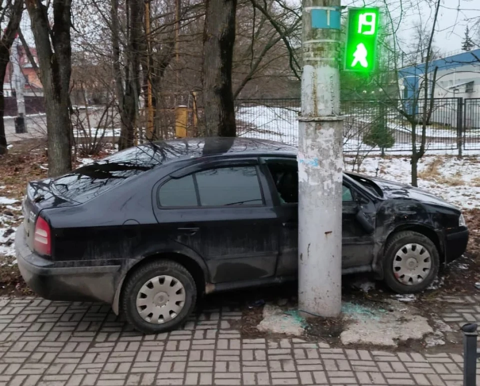 В Калуге машина вылетела на тротуар на Грабцевском шоссе