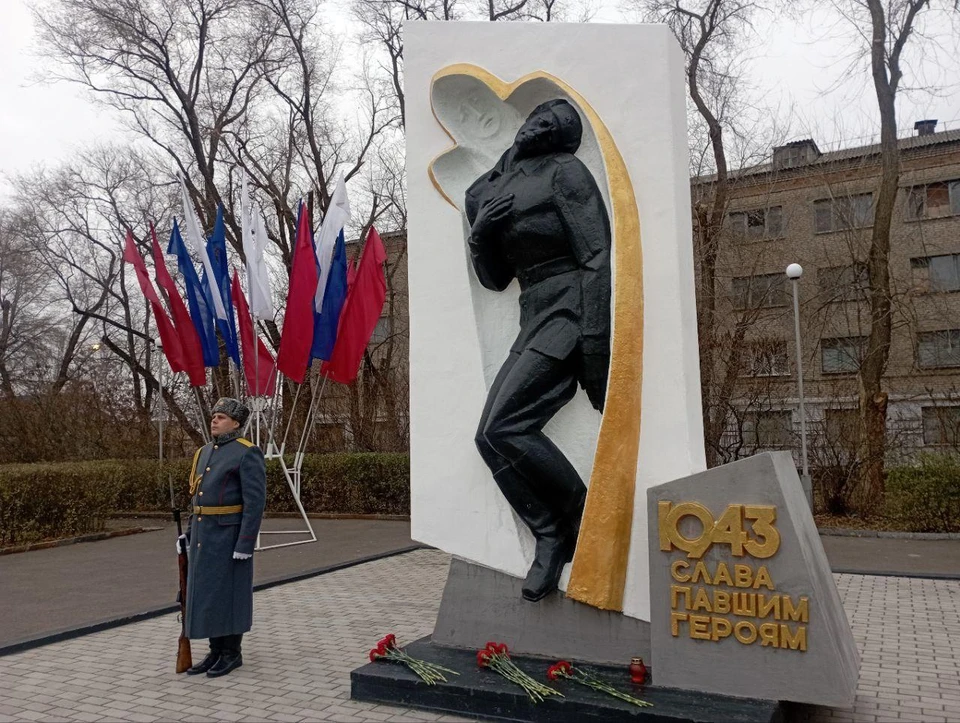 В столице ЛНР прошел митинг-реквием ко Дню Неизвестного солдата