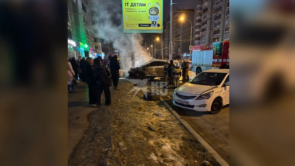 В Екатеринбурге пожарные потушили загоревшуюся машину. Фото: читатель "КП-Екатеринбург"