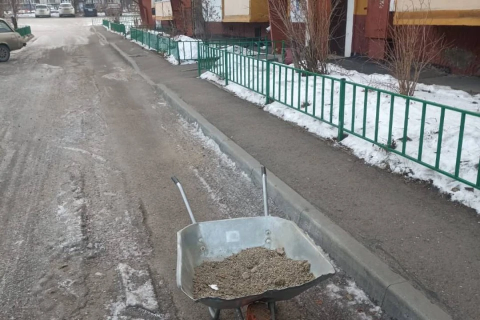 Мэр Иркутска поручил подрядчикам ускорить уборку улиц из-за жалоб жителей.