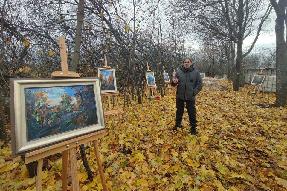 Вадим Овсянников организовал выставку своих работ рядом с домом.