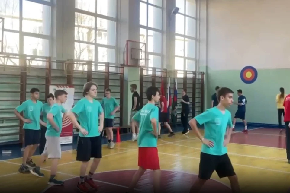 Для ребят также организовали сдачу нормативов ГТО. Фото: принтскрин видео СУ СК РФ по Приморью.