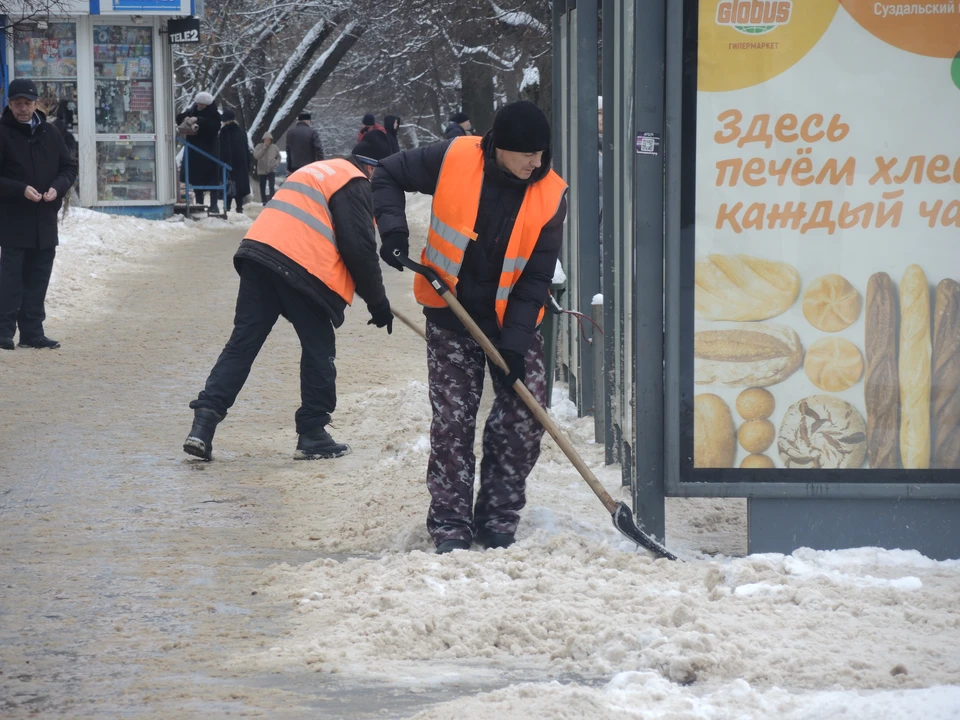 В первую очередь дворники обязаны убирать остановки, и дороги к социальным объектам.