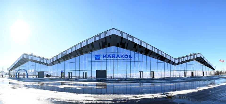 Жапаров напомнил о недавнем открытии аэропорта в Таласе и подчеркнул, что аэропорт Каракол, способный обслуживать до 250 пассажиров в час, станет важным центром для привлечения туристов в регион, известный своими горнолыжными базами.