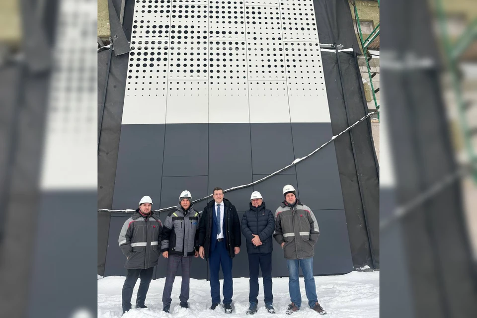 Начата обшивка фасада Ледового дворца на Стрелке. Фото: Тг-канал Глеба Никитина.