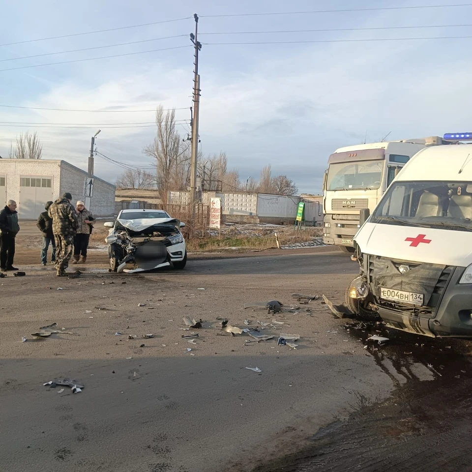 Скорой с пациентами не уступил дорогу водитель легковушки. Фото: ГБУЗ «КССМП»