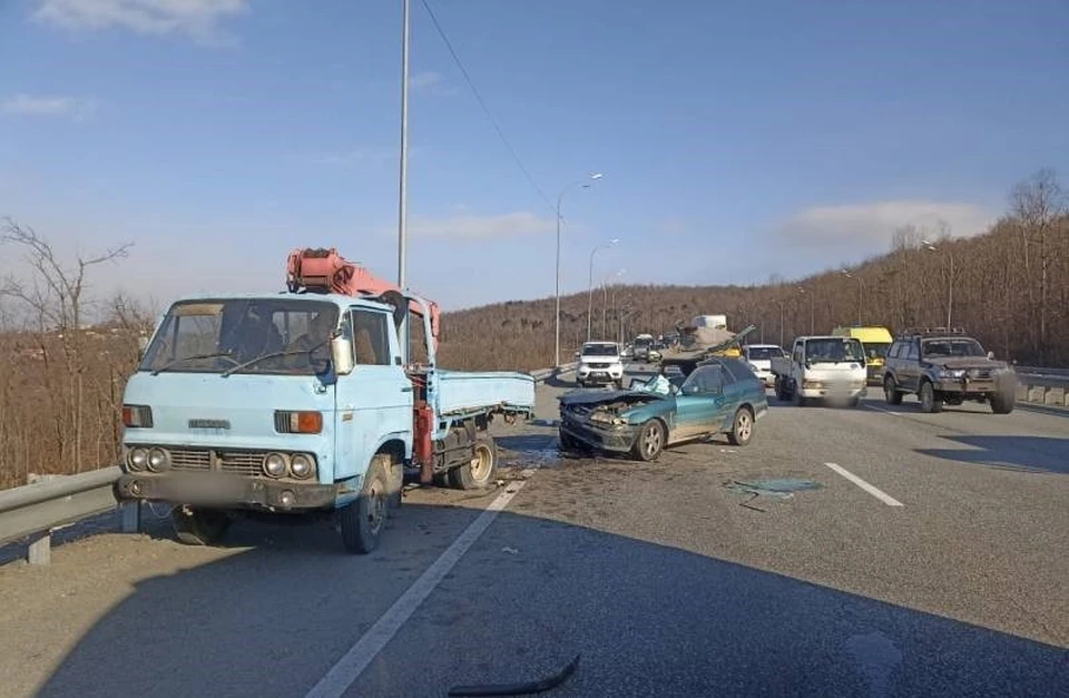 В результате столкновения сильно пострадал водитель Mazda Capella. Фото: Полиция Приморья