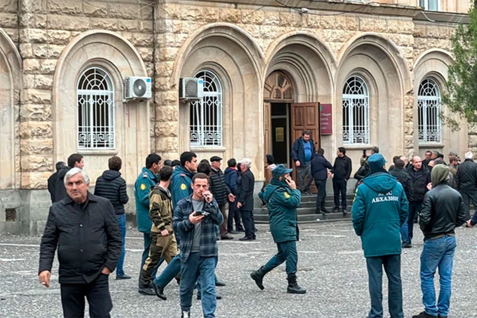 Абхазия погружается в кровавые клановые разборки: на заседании парламента застрелен депутат