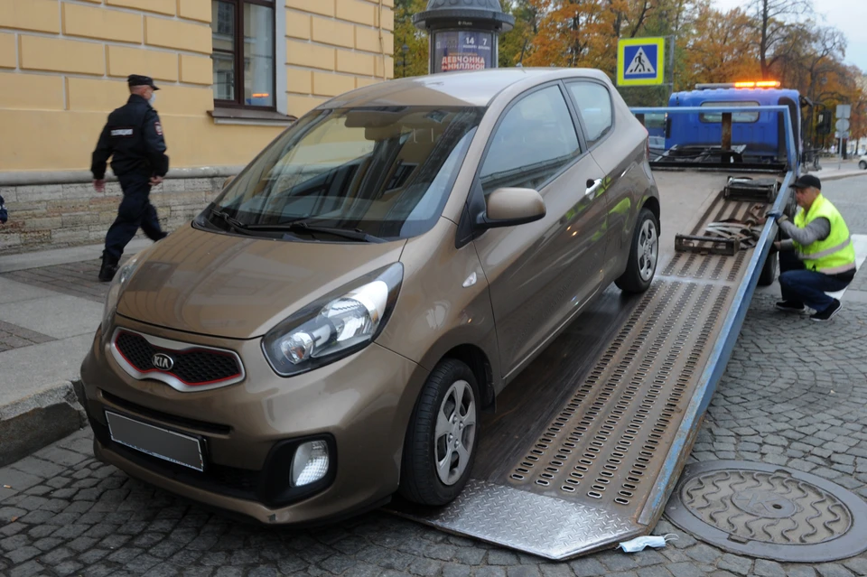 С 1 января 2025 года эвакуация автомобилей в Петербурге подорожает.