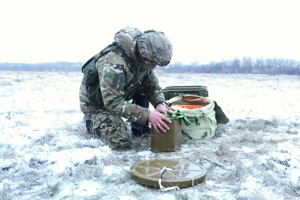 Военнослужащие делают проходы в минных полях для разминирования в Луганской Народной Республике