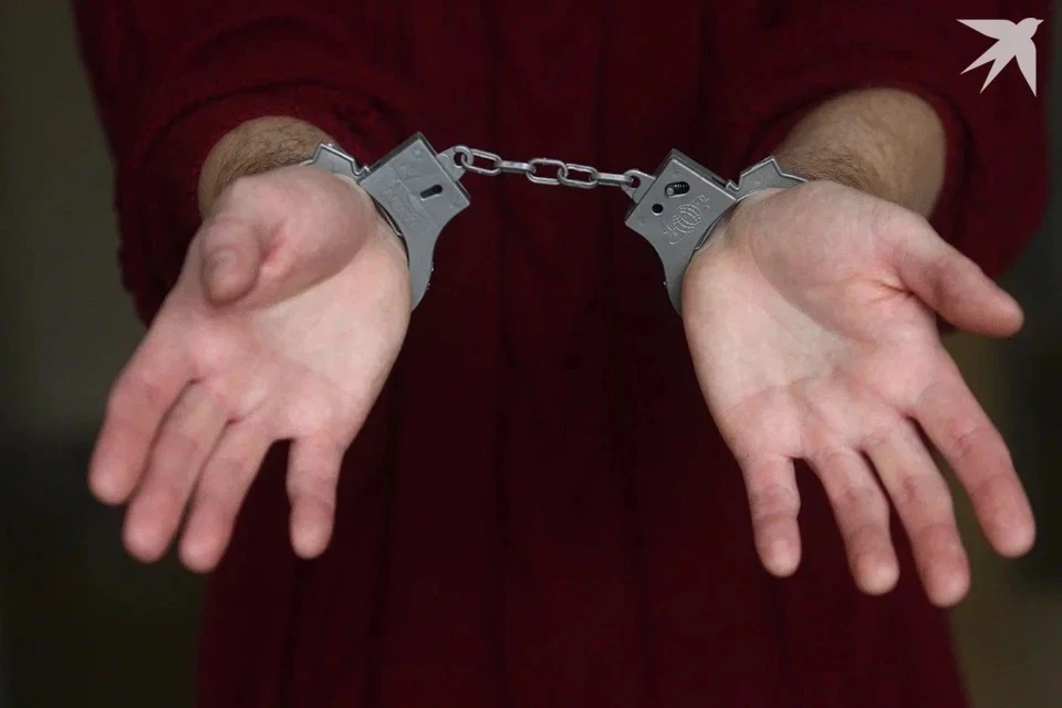 Задержанного передали полицейским