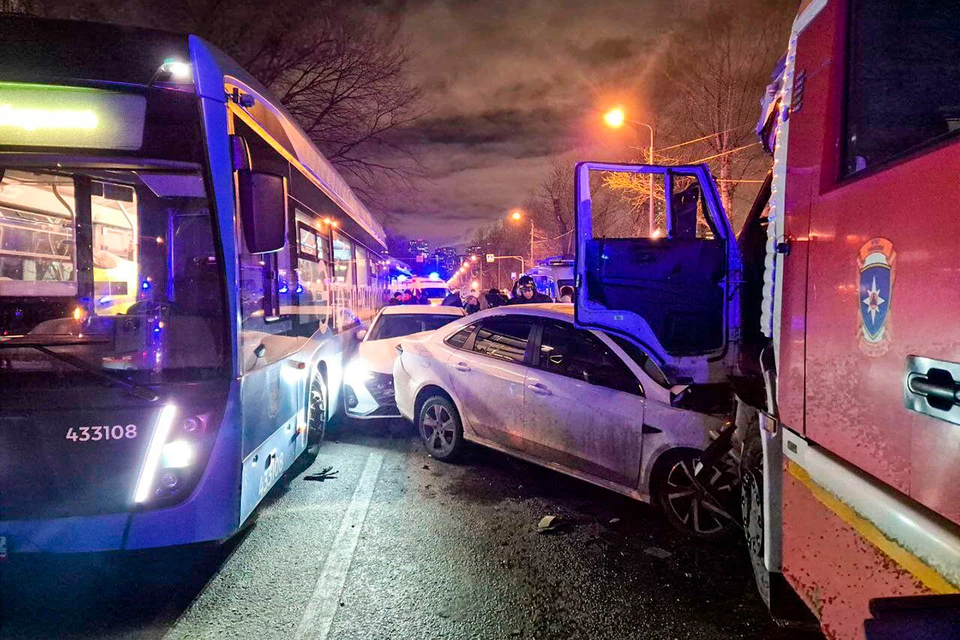 В списке пострадавших 10 человек - среди них водители легковушек и пассажиры автобуса, в том числе двое детей.