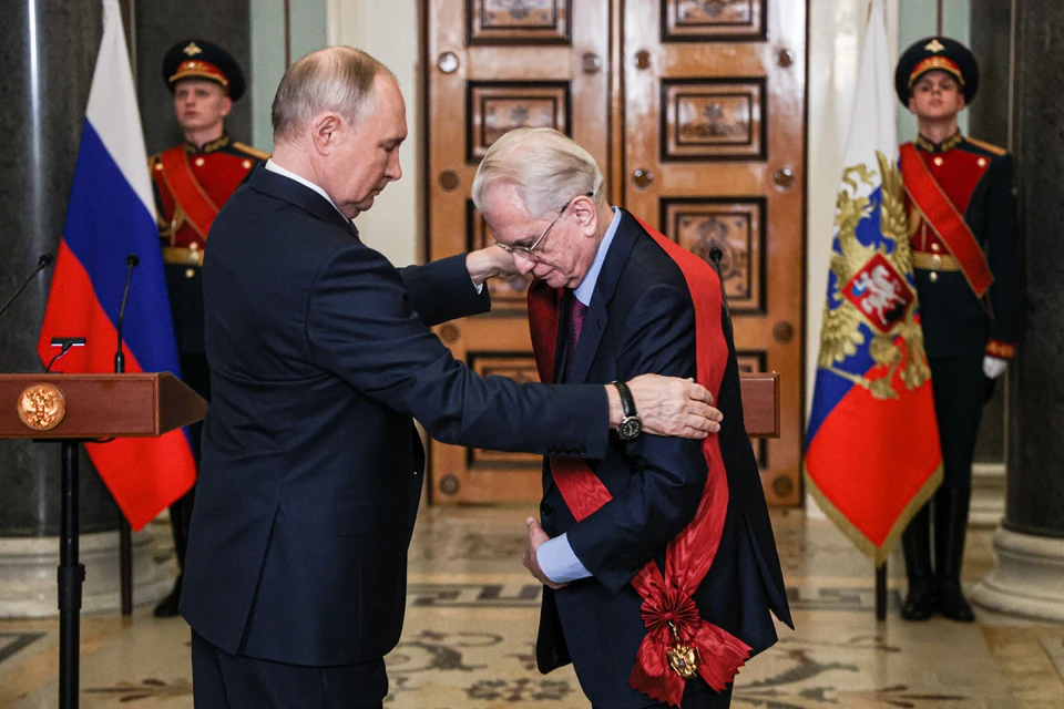 Прямо в залах состоялась церемония вручения Михаилу Пиотровскому ордена «За заслуги перед Отечеством» I степени. Фото: Александр Демьянчук/ТАСС