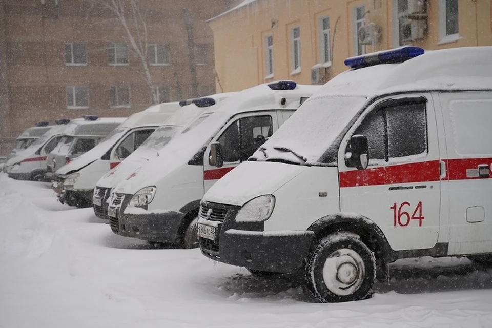 Габаритного тольяттинца до машины скорой помощи несли около десяти человек.