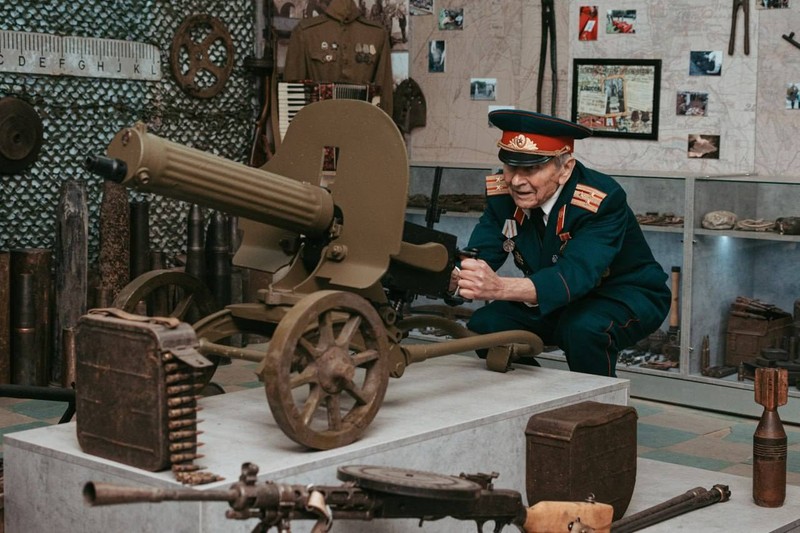Полковник Василий Лтвинов и его верный "Максим". Фото: соцсети