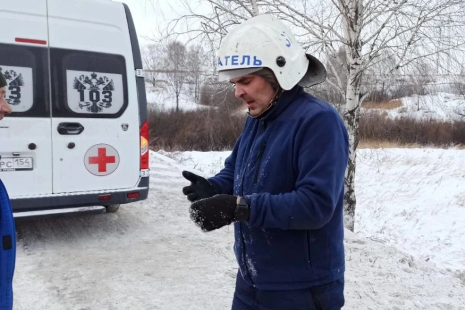 Спасатели вызволили замерзавшего мужчину. Фото: АСС по Новосибирской области