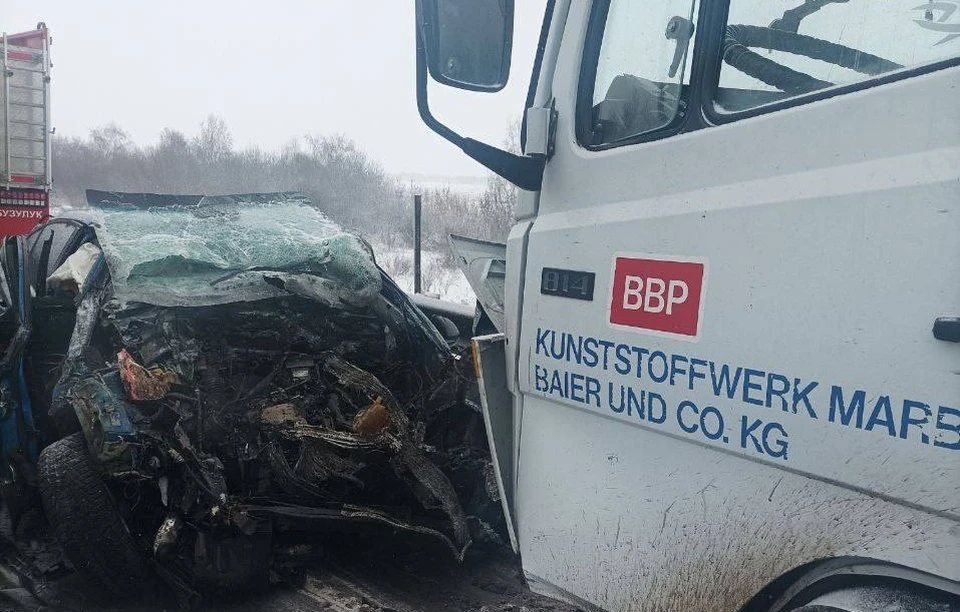 В легковушке погибли все, кроме ребенка - его госпитализировали в больницу