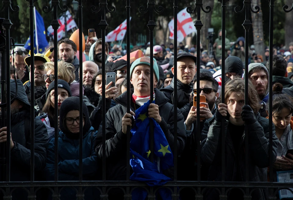 В Тбилиси протестующие накрыли новогодний стол на проспекте Руставели