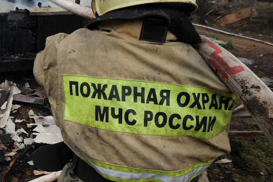 На место выезжали пожарные.