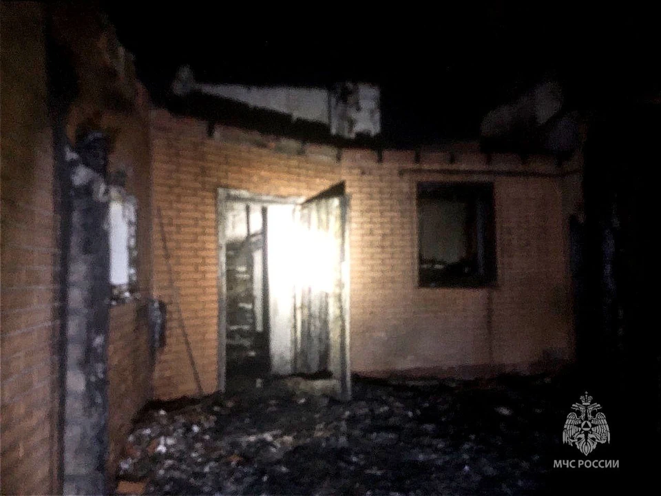 Огонь охватил площадь в 200 квадратных метров. Фото: ГУ МЧС России по Самарской области.