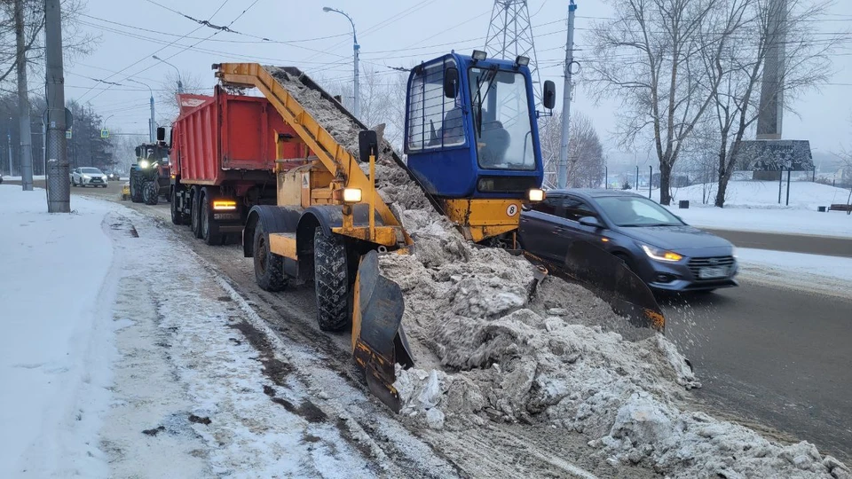 Дорожники круглосуточно убирают снег с улиц Иркутска.