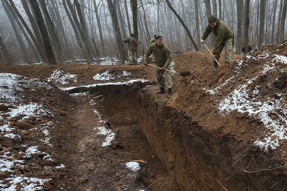 Солдаты ВСУ во время возведения оборонительных сооружений в Харьковской области.