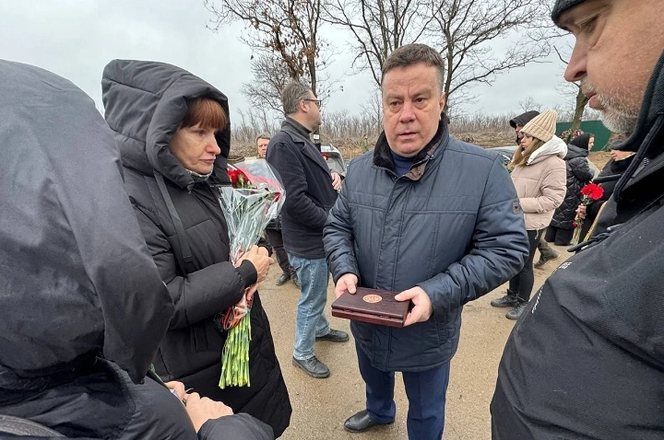 Константин Кузьмин передал награду родным Александра Мартемьянова. Фото: ТГ/Кузьмин