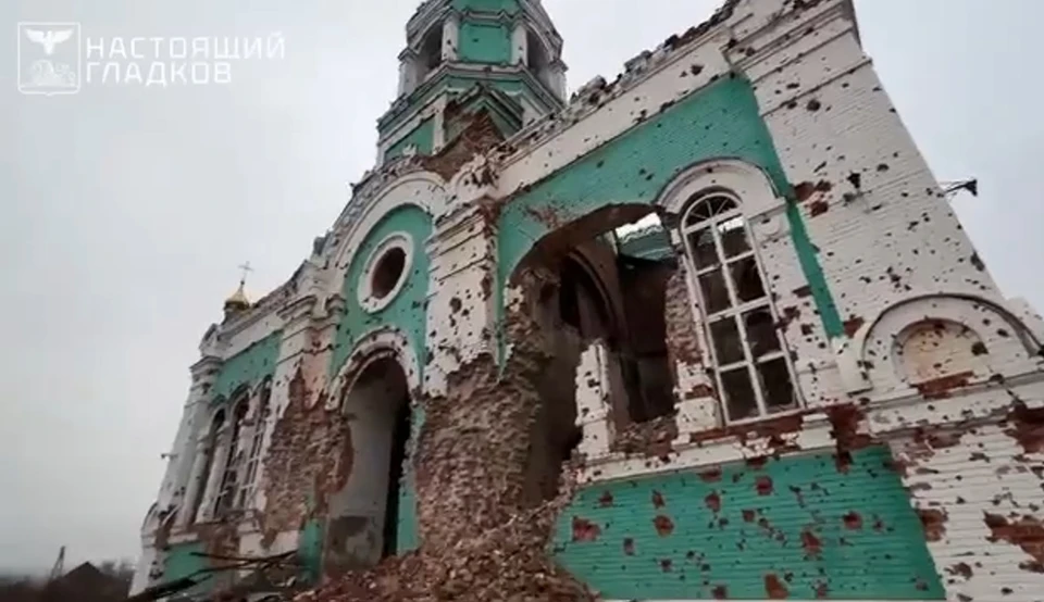 В здании сильно разрушены стены и кровля, обвалены купола