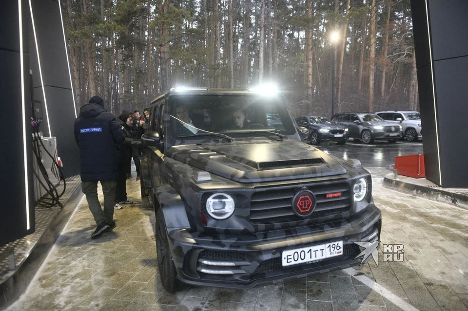 Сын миллиардера приехал на редком Mercedes AMG G63 в люксовом тюнинге Philipp Plein