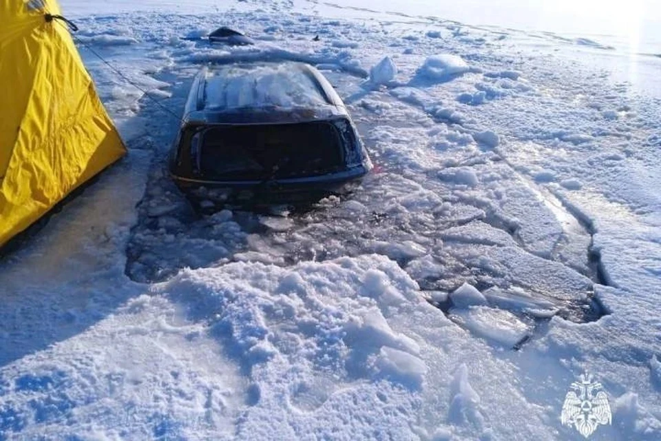 Двух человек спасли из провалившегося под лёд автомобиля в Бурятии Фото: ГУ МВД по Иркутской области