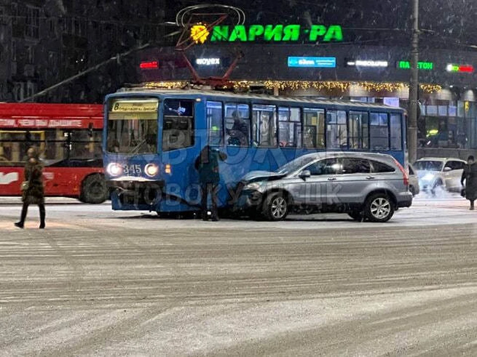 ДТП с трамваем и легковым автомобилем произошло в Новокузнецке. Фото: ВКонтакте. ДТП Новокузнецка АвтоХак ГДЕ ДПС.