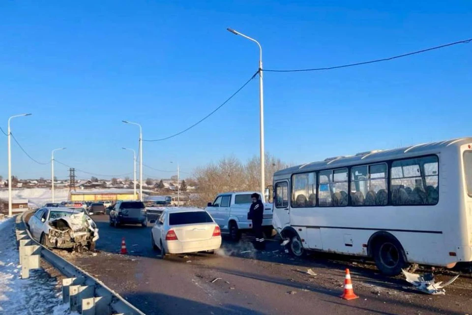 Два подростка и водитель «Тойоты» пострадали в ДТП с автобусом. Фото: Госавтоинспекция Иркутской области.