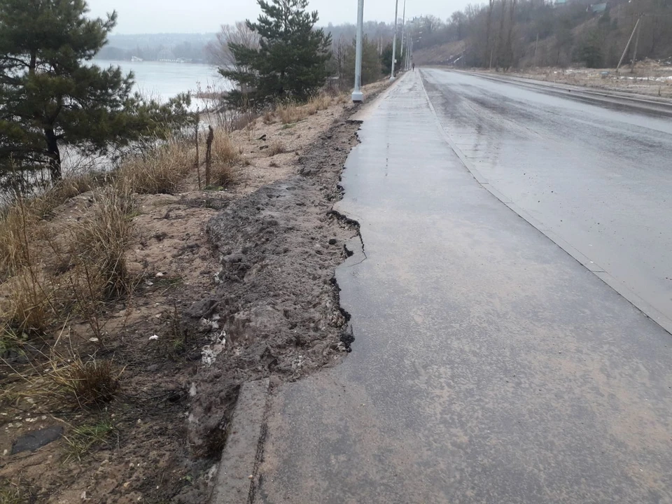 На набережной в Калуге размыло тротуар