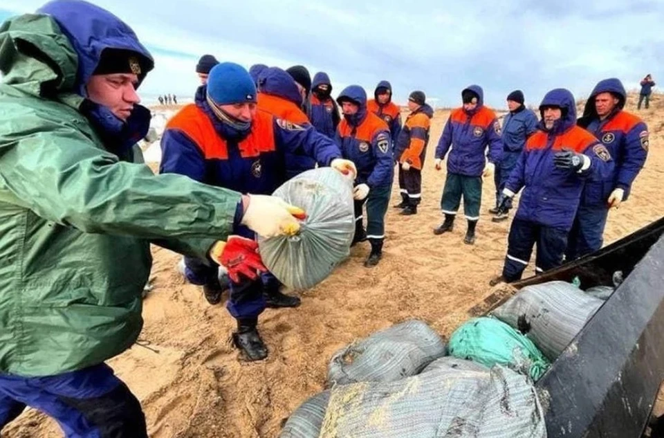 В Анапе завершается этап первичной очистки грунта берега от мазута. Фото: пресс-служба МЧС России