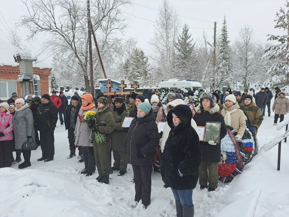 Проститься с бойцами пришли их родственники, близкие, земляки, военнослужащие и сотрудники администрации. Фото: поисково-патриотическое объединение "Бугуруслан"