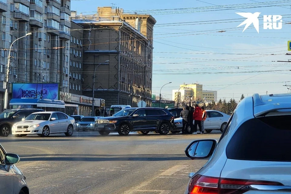 ДТП на перекрёстке в Центральном районе Новосибирска затруднило движение транспорта.