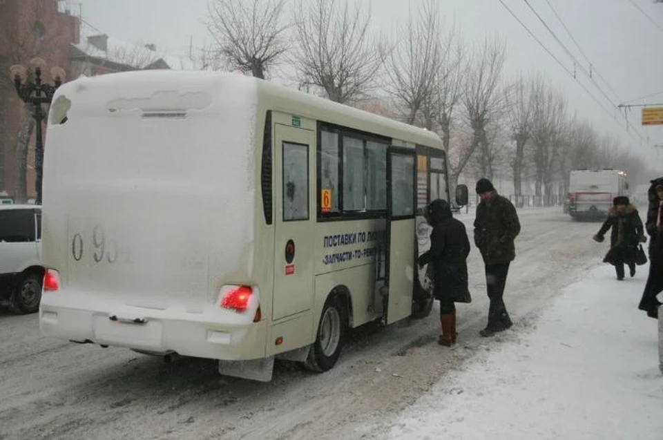 Пассажиры негодуют, что при этом автобусы старые, грязные и переполненные