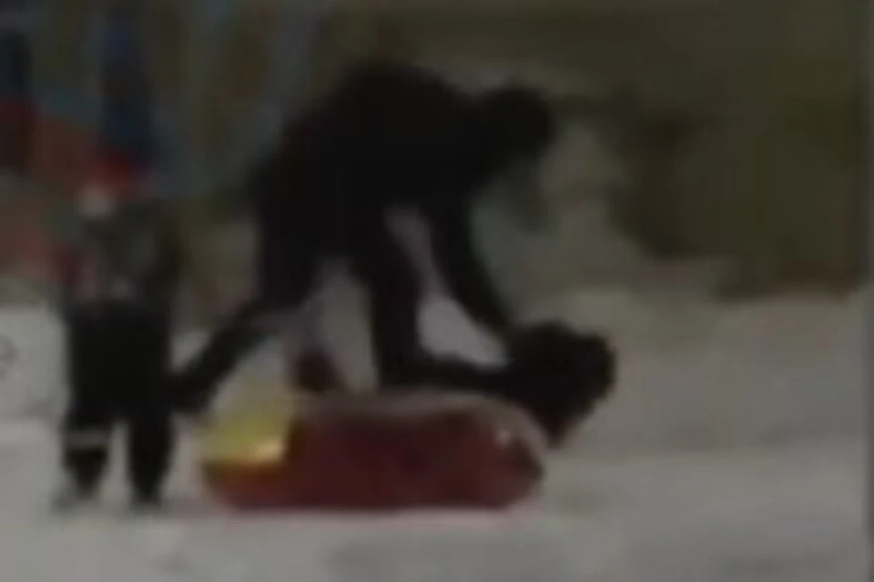 На кадрах видно, как мужчина грубо хватает несовершеннолетнего и толкает его.