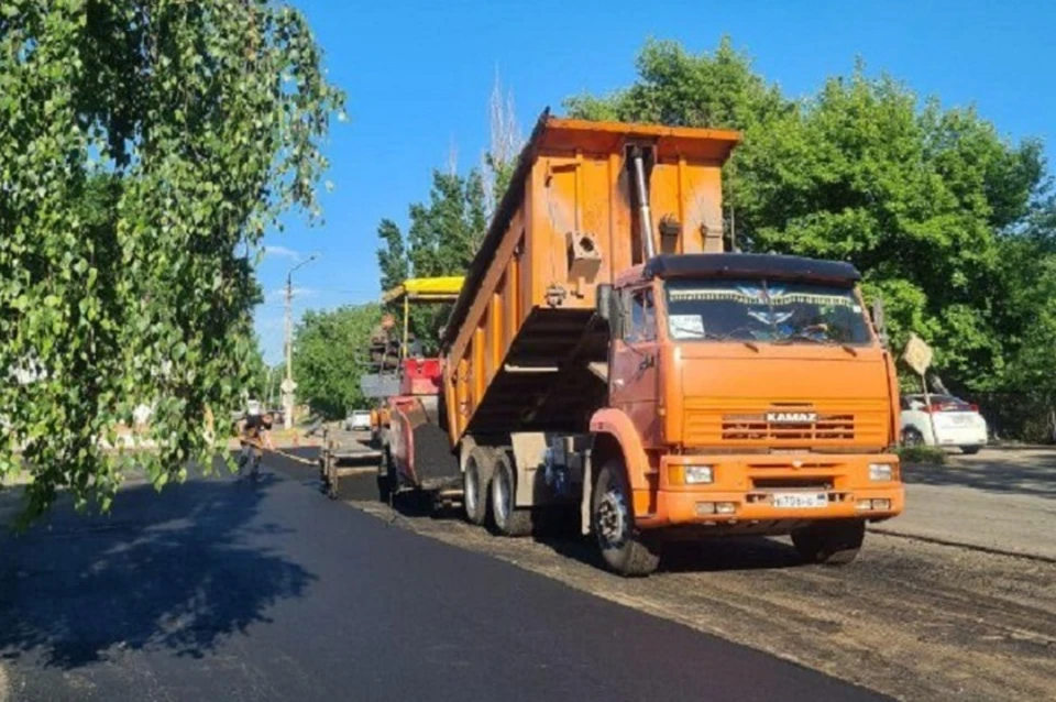 В прошлом году дорожники из Магаданской области уже отремонтировали в Ждановке десять участков дорог. Фото: Минтранс ДНР