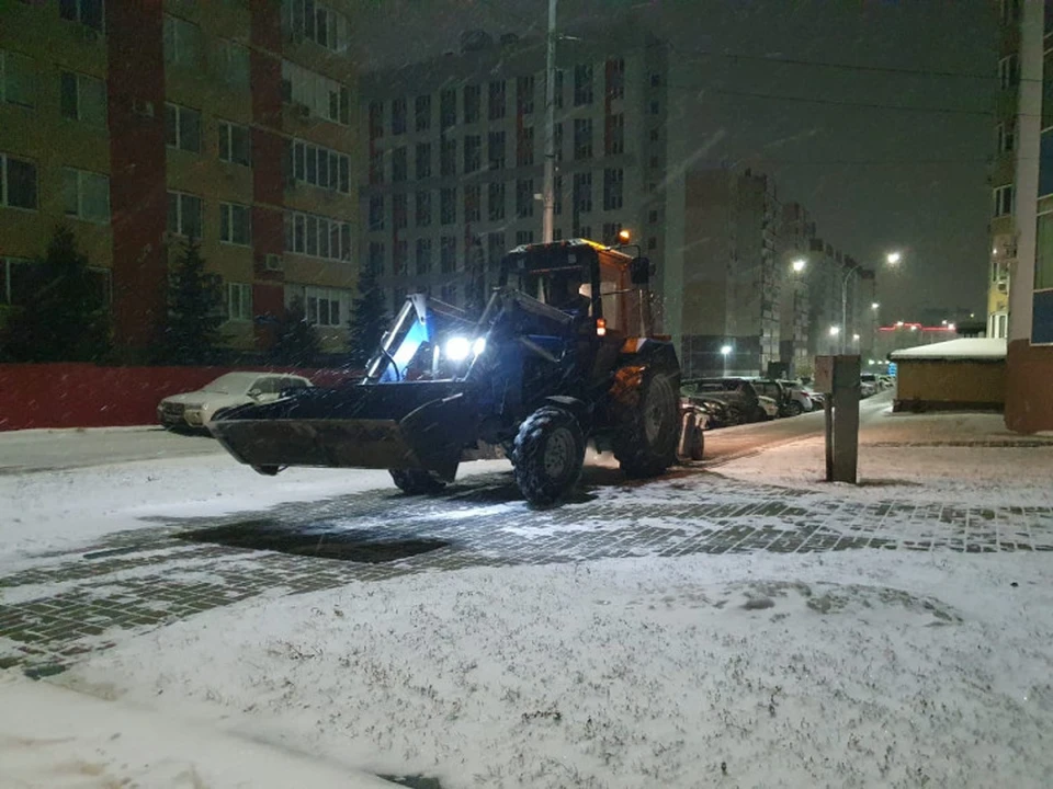 В ночь на 17 января в Ульяновске продолжали расширять дороги и чистить снег. Фото администрация Ульяновска