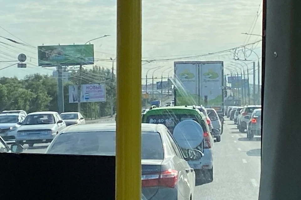 Особенно сильно осложнили движение транспорта различные ДТП и дорожные службы.
