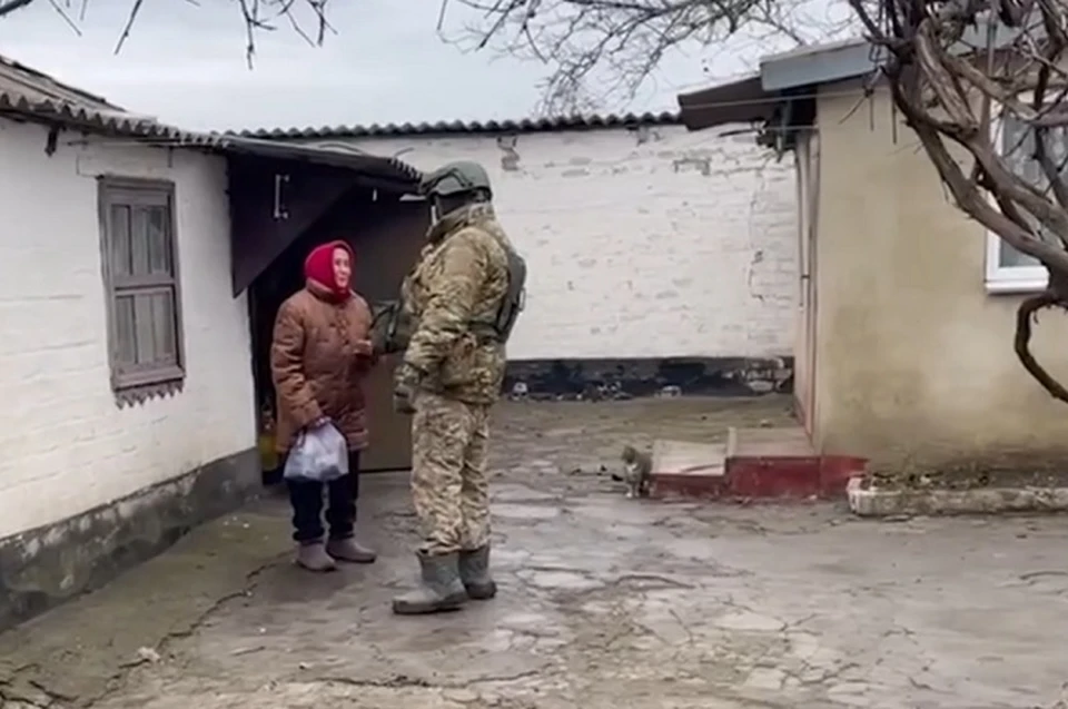 Сельчане поблагодарили сотрудников полиции за помощь и заботу. Фото: МВД по ДНР