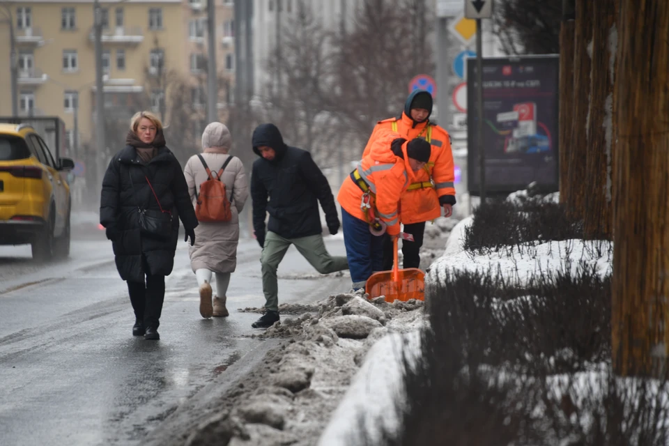 В ведомстве просят жителей не паниковать, по возможности не выходить из дома.