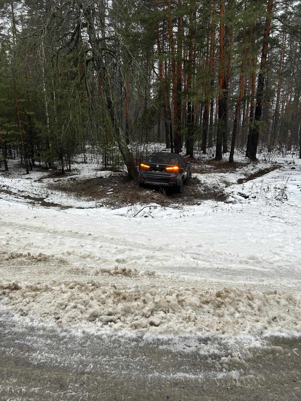 Водитель сбил пешехода и врезался в дерево