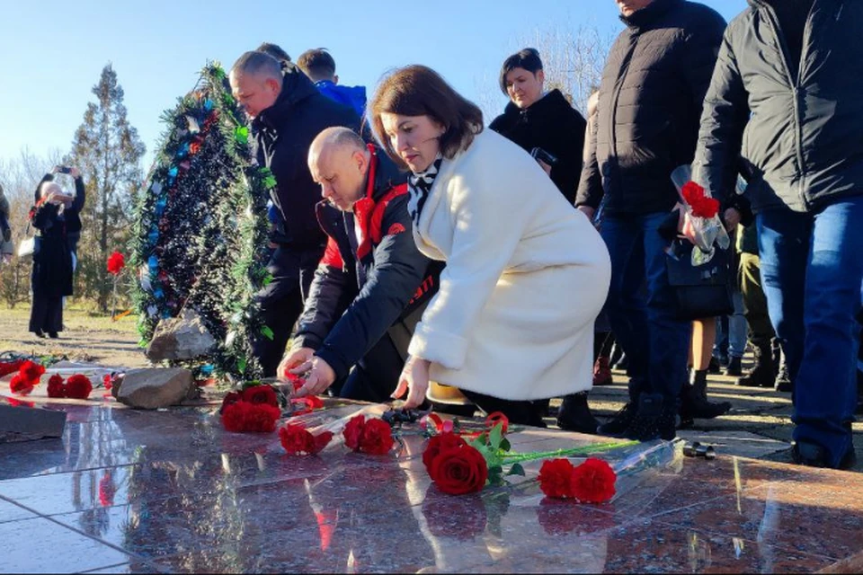 Почти в каждой семье деды и прадеды воевали в Великой Отечественной войне, поэтому они приходят возложить цветы к памятному знаку в сквере. ФОТО: Тг-канал Альберта Зинченко