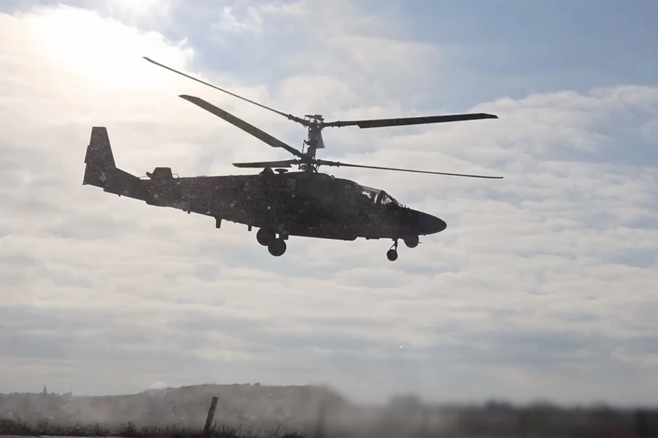 Видео боевой работы вертолета Ка-52м в Курской области показало Минобороны РФ