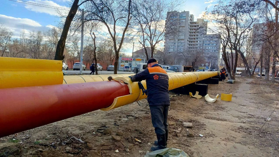 Трубы начали утеплять с приходом морозов. Фото: КТ