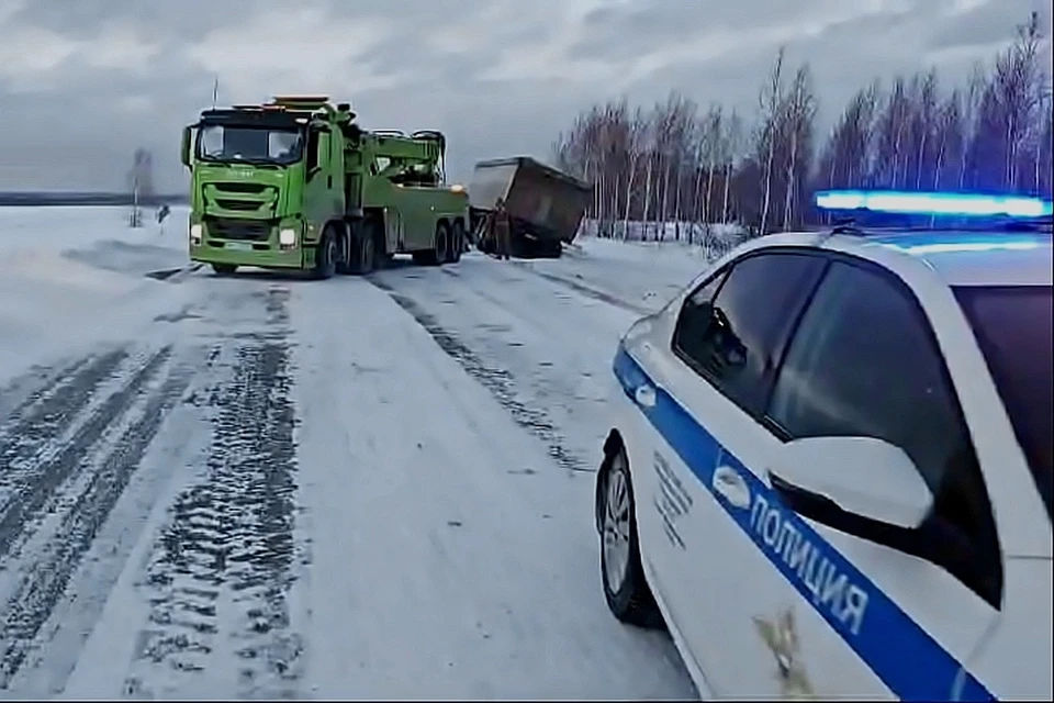 Появилось видео с фурами, которые унесло с трассы штормом под Новосибирском. Фото: скриншот с видео ГУ МВД по Новосибирской области