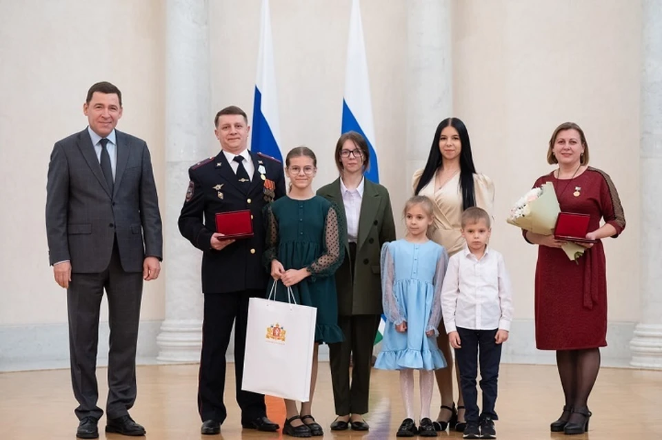 Многодетные семьи получали награды в торжественной обстановке. Фото: департамент информполитики Свердловской области