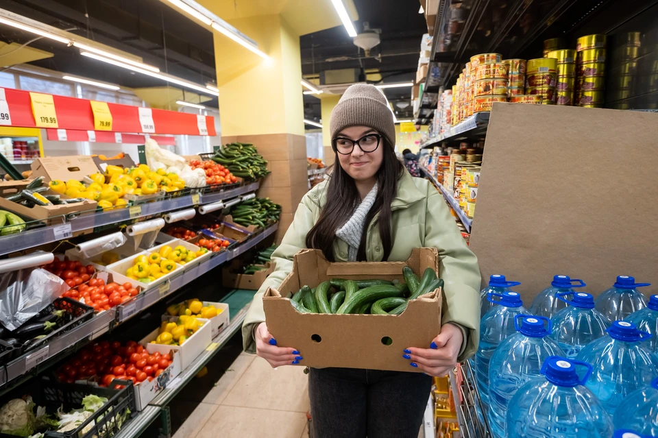 Женщина решила перед увольнение присвоить продукты и бензин.